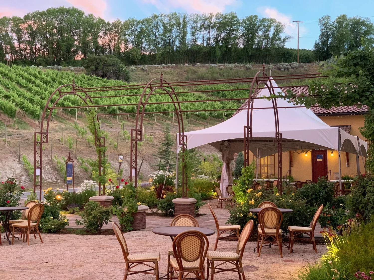 Siren Song Winery lakefront tasting room in Chelan WA